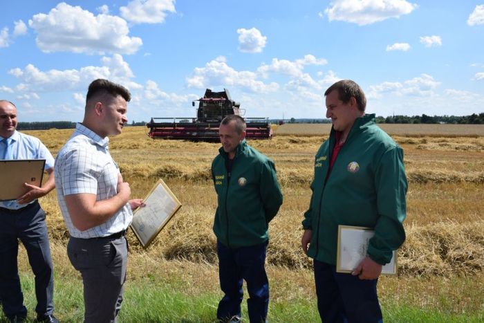В Беларуси на уборке урожая определились два молодежных экипажа-тысячника из Минской области