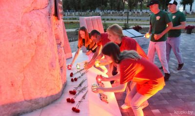 В 4 утра крупская молодежь зажгла лампадки в память о тех, кто завоевал Победу