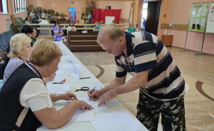 В Крупках на участок для голосования № 26 с первых минут его открытия стали приходить избиратели