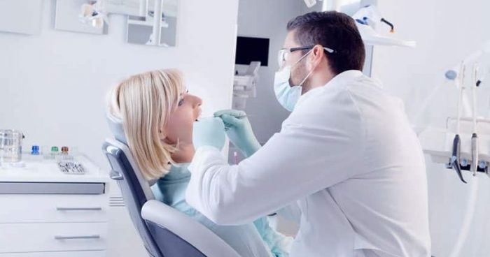 При первом обращении пациента в текущем году стоматолог обязан провести осмотр слизистой оболочки полости рта