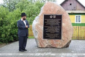 В Воложинском районе открыли памятный знак девятому Президенту Израиля нобелевскому лауреату Шимону Пересу