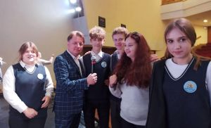 Учащиеся городской СШ № 1 пообщались в свободном формате со звездами белорусской эстрады