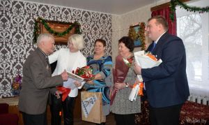 100-летнего юбиляра из Крупского района чествовали профсоюзные лидеры и представители образования