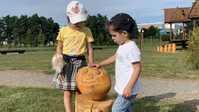 На детской площадке у водохранилища в микрорайоне улицы Черняховского появились деревянные фигурки