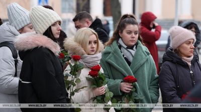 Люди несут цветы к посольствам Турции и Сирии в Беларуси, выражая соболезнования в связи с жертвами землетрясений