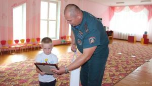 Крупские спасатели поздравили 5-летнего Сашу Еремкина с победой в областном этапе конкурса