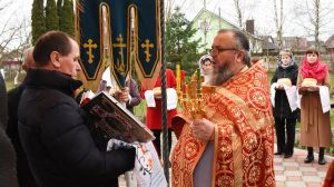 Фотофакт: В храме Святителя Николая Чудотворца прошли праздничная служба и крестный ход