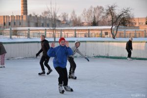 Менее чем за неделю ледовый каток в Крупках посетили около 500 человек