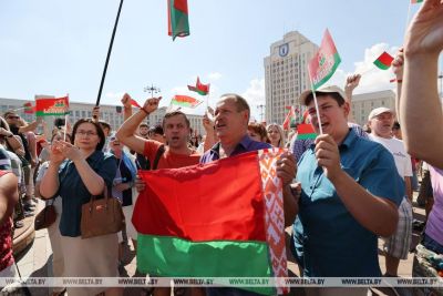 &quot;Шли с нашим флагом, с высоко поднятой головой&quot;. Зачем 2 года назад белорусы ехали на митинг в Минск