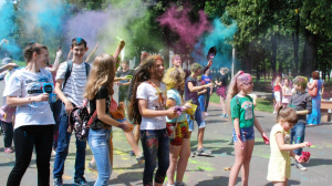 В городском парке прошел фестиваль красок ColorFest