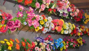 Реализовывать приобретенные искусственные цветы могут только ИП либо юридические лица