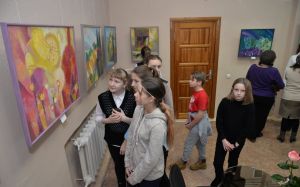 Выставку «В поисках весны» своих полотен в Крупском музее организовала талантливая художница Наталья Царик.