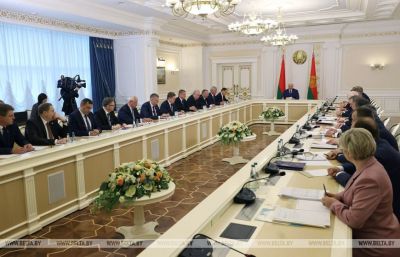 Лукашенко: &quot;Начните наконец-то нагружать и спрашивать на всю катушку вертикаль власти, особенно председателей райисполкомов&quot;