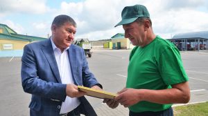 Первым тысячником на отвозке зерна в Крупском районе стал Александр Лешков из ОАО «Кленовичи»