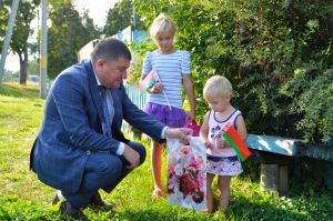 Председатель Крупского райисполкома посетил семью Батраковых в агрогородке Хотюхово
