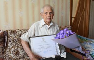 Ветеран труда Михаил Вайтехович принимал поздравления с 85-летним юбилеем