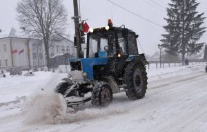 Коммунальные службы с самого утра чистят городские улицы от снега