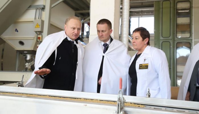 «Дефицита продуктов не будет». Александр Турчин посетил производство «третьего хлеба» в Борисове