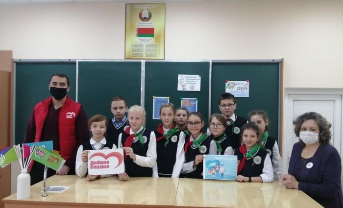 Представители «БРСМ» и «БООК» рассказали гимназистам о волонтерской деятельности