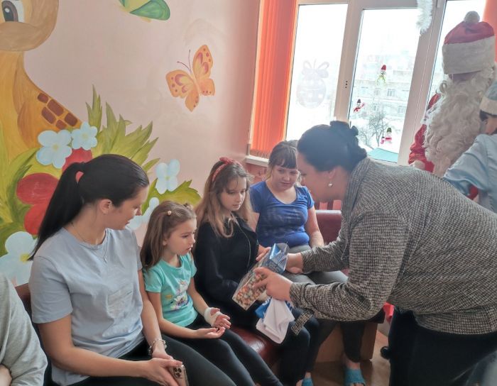 Крупское отделение &quot;Белорусский детский фонд&quot; совместно с БРСМ поздравили детишек в педиатрическом отделении ЦРБ