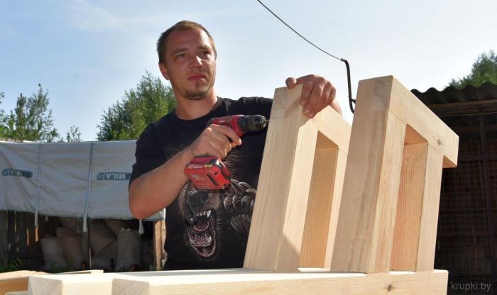 Оригинальные деревянные изделия создает мастер-самоучка из деревни Дворище