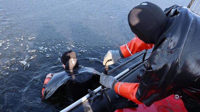 Спасатели на аэролодке «Пиранья» патрулировали озеро Селява