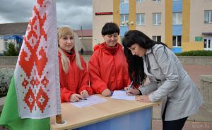 В Крупках провели очередной пикет по сбору подписей в поддержку претендента на депутатское место