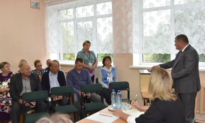 Председатель Крупского райисполкома встретился с коллективом Узнацкой СШ