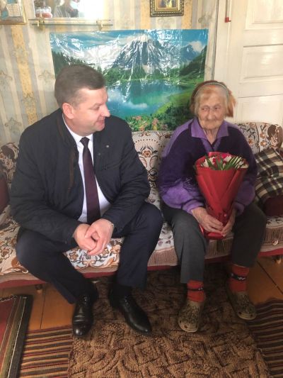 Заместитель председателя Крупского райисполкома поздравил Екатерину Михайловну Здоровцову