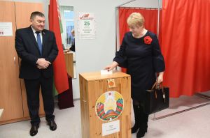 Председатель Крупского райисполкома Анатолий Козел вместе с супругой проголосовали на своем участке