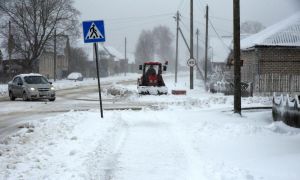 Коммунальные и дорожные службы расчищают улицы от снежных заносов