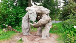 Белорус создал 3-метровую скульптуру героя из Dota 2