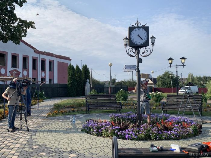 Арт-объект в виде часов украсил городской сквер на улице Советской в Крупках