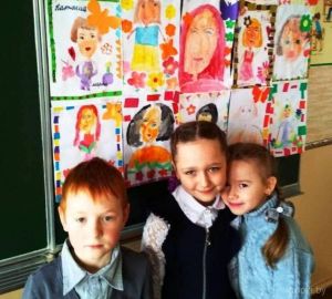 Ко Дню Матери в Холопеничской средней школе провели конкурс рисунков