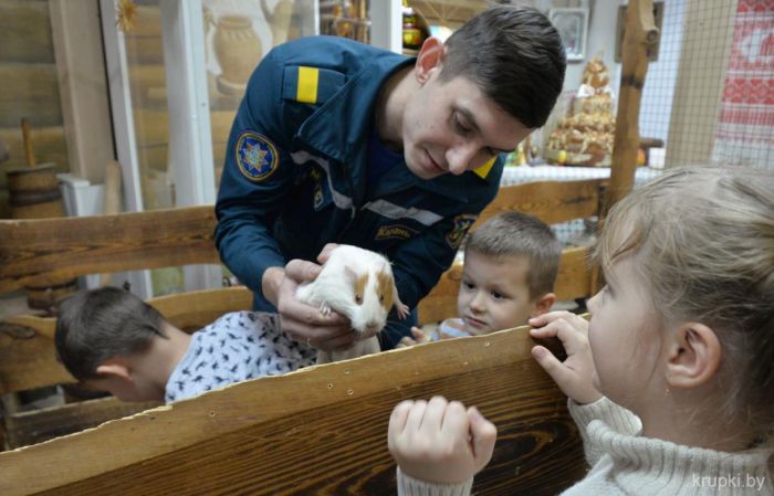 В Крупском историко-краеведческом музее работает контактный зоопарк