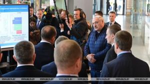 Лукашенко посещает фермерский рынок под Минском