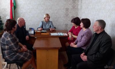 Председатель Крупского районного Совета депутатов обсудила проект Конституции с жителями Хотюхово