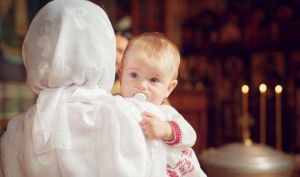 Крёстные родители обязаны заботиться о нравственном воспитании своих крестников. Подробности – в беседе со священником