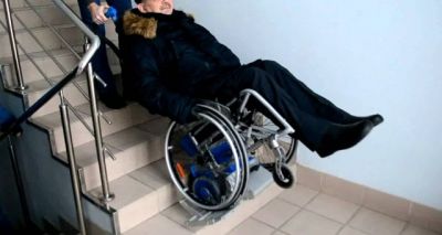 Инвалиды-колясочники могут получить услугу по спуску и подъему по лестничному маршу