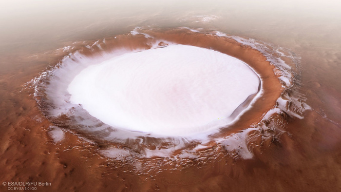 Космический зонд прислал снимки кратера Королева на Марсе