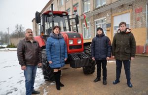 В канун Нового года в Бобрскую СШ прибыл новенький трактор BELARUS-920