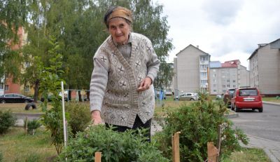 81-летняя Валентина Трипутень создала мини-парк во дворе многоэтажки