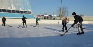 За две с половиной недели ледовый каток в Крупках посетили почти 500 человек