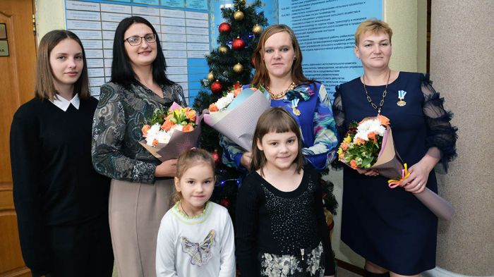 Крупчанки Елена Королёва, Инна Шалак и Марина Сачук удостоены ордена Матери