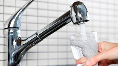 На вводе в дом № 5 по улице Полевой заменили старую трубу водопровода
