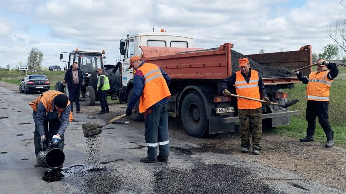Проверили, как проходит ремонт дороги на участке Крупки-Киевец