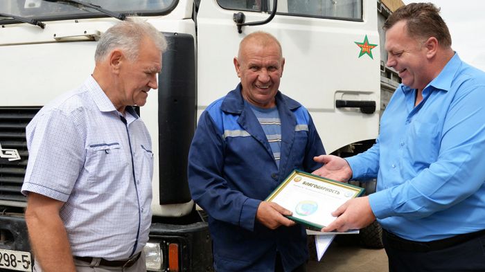 Республиканский комитет Белорусского профсоюза работников АПК поздравили крупских передовиков