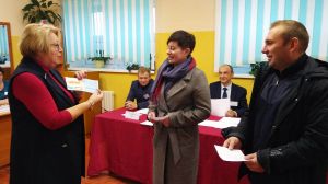 700-му избирателю на участке для голосования № 53 в Крупках вручен подарок