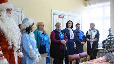 Дед Мороз и Снегурочка посетили отделение сестринского ухода Холопеничской горпоселковой больницы
