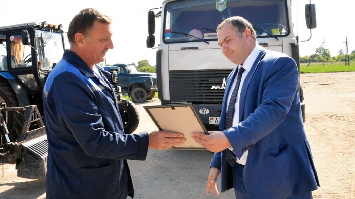 Юрий Макаров из ОАО «Старосельское» первым в Крупском районе перевез 2 тыс. тонн зерна